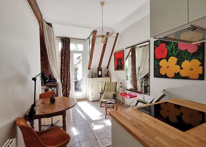 Joli Cocon Avec Terrasse Dans Le Marais