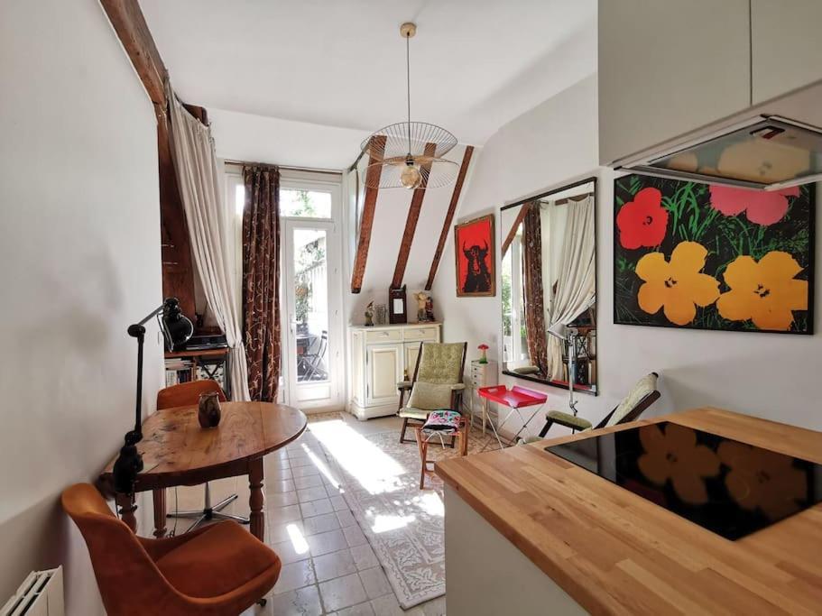 Joli Cocon Avec Terrasse Dans Le Marais Parigi